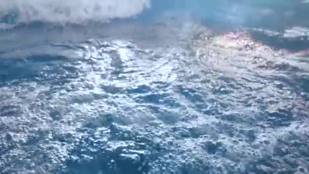 Tiszta víz hullámok a vízi parkban. lassított felvétel — Stock videók