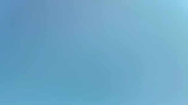 Movimento lento di un getto d'acqua spruzzata su sfondo cielo blu — Video Stock