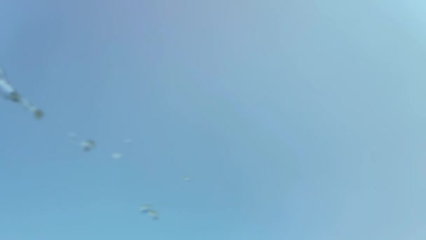 Повільний рух струменя водяного бризу на фоні блакитного неба — стокове відео