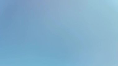 Mavi arka planda bir su sıçramasının yavaş hareketi