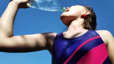 Genç kız sahilde maden suyu içiyor. yavaş çekim