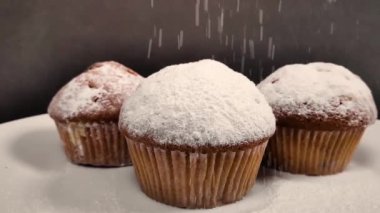 Üzerine pudra şekeri serpiştirilmiş güzel kokulu kek. yavaş çekim
