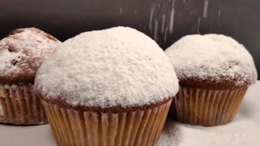 Üzerine pudra şekeri serpiştirilmiş güzel kokulu kek. yavaş çekim