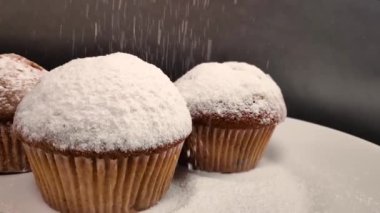 Üzerine pudra şekeri serpiştirilmiş güzel kokulu kek. yavaş çekim