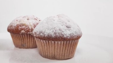Üzerine pudra şekeri serpiştirilmiş güzel kokulu kek. yavaş çekim
