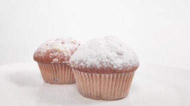 Üzerine pudra şekeri serpiştirilmiş güzel kokulu kek. yavaş çekim