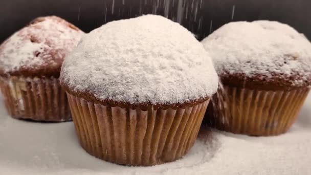 Torta profumata cosparsa di zucchero a velo. rallentatore — Video Stock