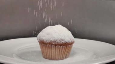Üzerine pudra şekeri serpiştirilmiş güzel kokulu kek. yavaş çekim