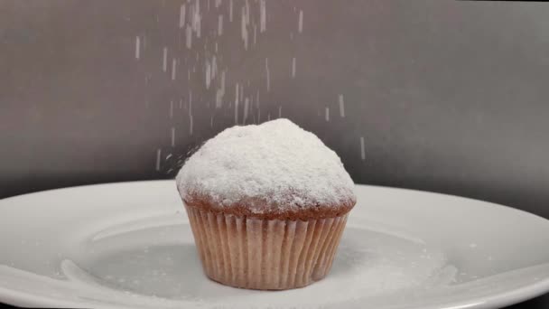 Voňavý dort posypaný práškovým cukrem. zpomalený pohyb — Stock video