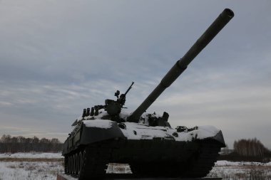 Sovyet tankı kışın bir kaideye takıldı.