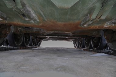 Bir Sovyet tankının kışın kaideye asılması