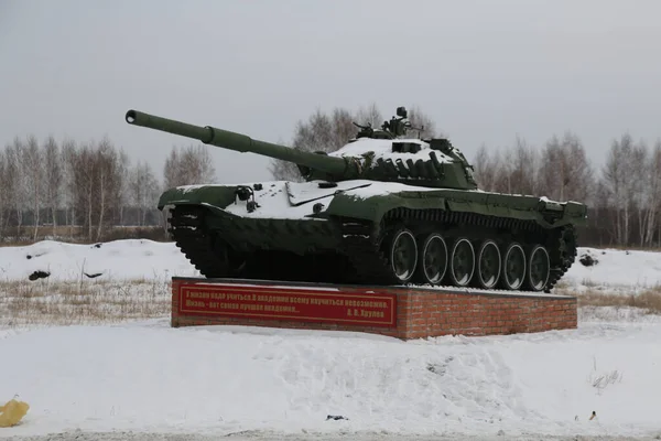 Советский Гусеничный Танк Пьедестале Зимой — стоковое фото