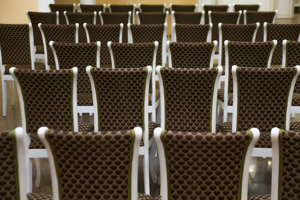 Bright Hall Symmetrically Arranged Classic Wooden Chairs — Stock Photo, Image