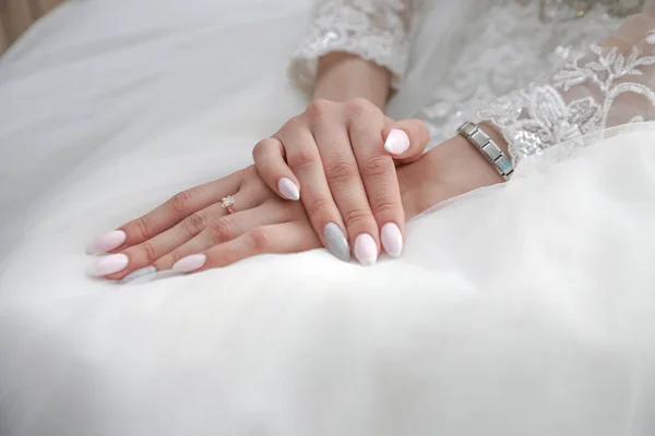 Милая Невеста Сложила Руки Красивым Маникюром Свадебное Платье Стоковая Картинка