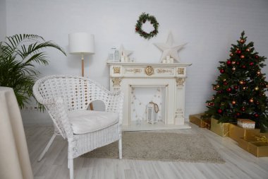 Oturma odasında parlak renklerde şöminesi olan bir Noel arifesi.