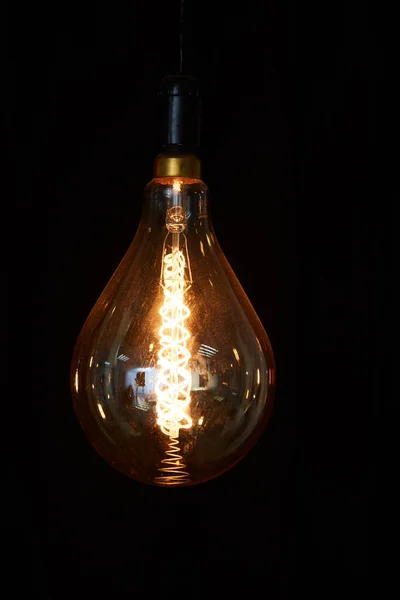 Alte Alte Elektrische Lampe Auf Schwarzem Hintergrund — Stockfoto