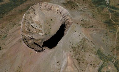 İtalya 'daki Vezüv Dağı' nın zirvesi ve ağzı.