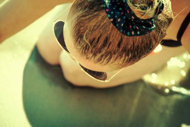 Kumsalın yumuşak kumlarında gözlüklü, güzel bir kız.