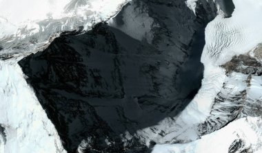 Everest Dağı 'nın tepeleri ve etekleri Çin' de kuş bakışı bir Himalaya dağ oluşumudur.