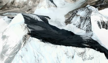 Everest Dağı 'nın tepeleri ve etekleri Çin' de kuş bakışı bir Himalaya dağ oluşumudur.