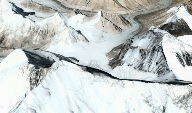 Everest Dağı 'nın tepeleri ve etekleri Çin' de kuş bakışı bir Himalaya dağ oluşumudur.