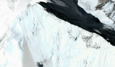 Everest Dağı 'nın tepeleri ve etekleri Çin' de kuş bakışı bir Himalaya dağ oluşumudur.