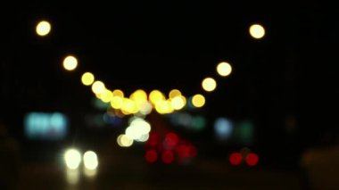 Bulanık araba ışıkları büyük gece şehrinin kavşağında, ışıklar