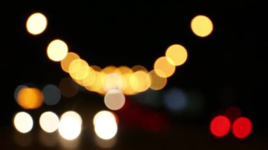 Bulanık araba ışıkları büyük gece şehrinin kavşağında, ışıklar