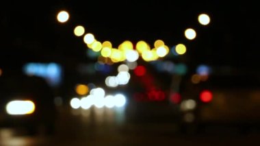Bulanık araba ışıkları büyük gece şehrinin kavşağında, ışıklar
