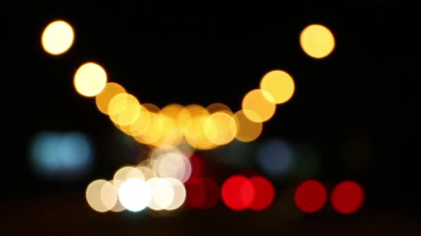 Bulanık Araba Işıkları Büyük Gece Şehrinin Kavşağında Işıklar — Stok video