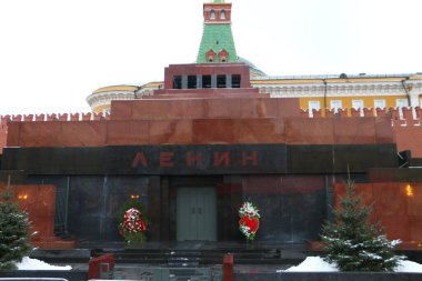 Lenin 'in Moskova' daki Kızıl Meydan 'daki mozolesi. Şubat 2020 Bulutlu havada.