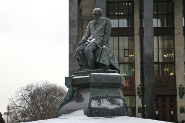 Bulutlu havada Moskova 'daki Rus Devlet Kütüphanesi yakınlarındaki Fyodor Mikhailovich Dostoyevski anıtı.