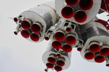 Fırlatmadan önce uzay roketi motorları ve başlıklar