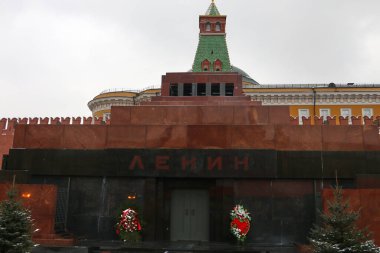 Lenin 'in Moskova' daki Kızıl Meydan 'daki mozolesi. Şubat 2020 Bulutlu havada.