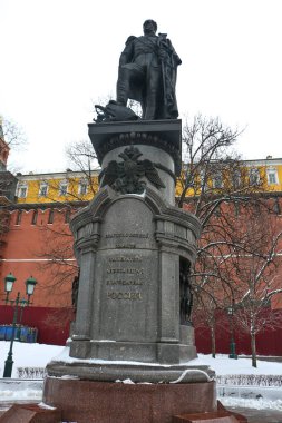 Borovitsky Kapısı 'ndaki İskender Bahçesi' nde Moskova Kremlin 'in arka planında İmparator Alexander 1 anıtı var.