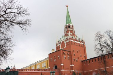 Moskova, Rusya - 10 Mayıs 2015: Moskova 'daki Kızıl Meydan' da turistler yürüyor. Kızıl Meydan, Moskova 'nın ana meydanı, şehrin radyal dairesel planının merkezinde yer alıyor.