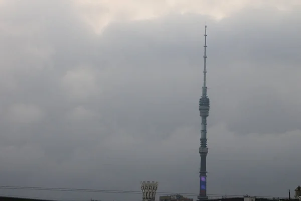 Torre de TV Ostankino em Moscou em tempo nublado — Fotografia de Stock