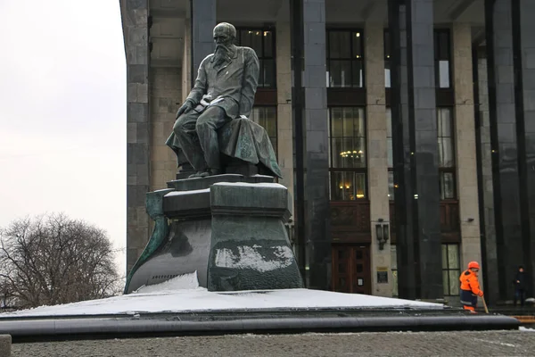 モスクワのロシア国立図書館の建物の近くにFyodor Mikhailovich Dostoevskyへの記念碑. — ストック写真