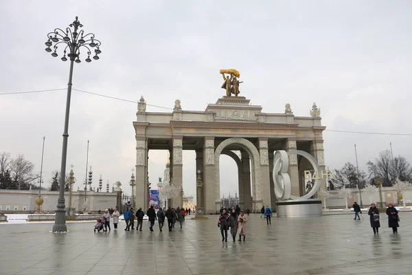 MOSKAU, RUSSLAND-FEBRUAR 2020: Vergoldete Figuren eines Traktorfahrers und eines Kolchosbauern in Nahaufnahme oben auf dem Bogen des Haupteingangs zum WDNH in Moskau — Stockfoto