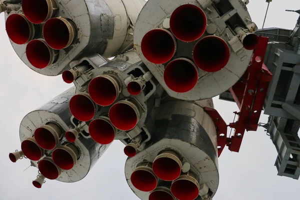 Uzay roketi motorları ve başlıklar