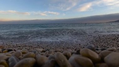 Kışın Kırım 'daki Karadeniz kıyısında dalgaların yavaş çekim gücü
