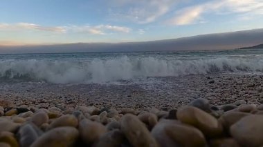 Kışın Kırım 'daki Karadeniz kıyısında dalgaların yavaş çekim gücü