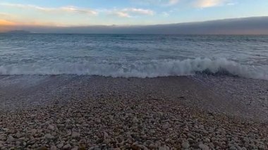 Kışın Kırım 'daki Karadeniz kıyısında dalgaların yavaş çekim gücü