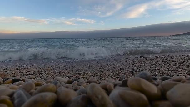 冬にクリミア半島の黒海沿岸での波のスローモーション撮影 — ストック動画
