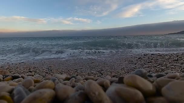 冬にクリミア半島の黒海沿岸での波のスローモーション撮影 — ストック動画