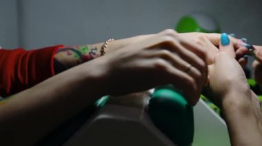 Manikür. Tırnak manikür aletiyle tırnak etlerinin çıkarılması