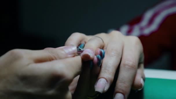 Manicure Verwijdering Van Nagelriemen Nagelplaten Met Een Manicure Tool — Stockvideo