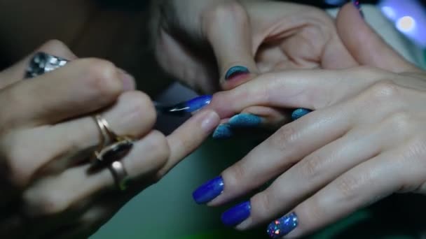 Manikúra. nanášení gelu na nehty pomocí nástrojů na manikúru — Stock video