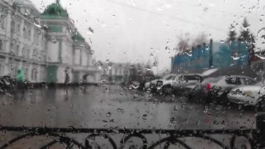 Bulutlu bir havada arabanın camına karaltı düşer. yavaş çekim