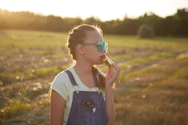 Een Meisje Eet Een Heerlijke Watermeloen Het Park Bij Zonsondergang — Stockfoto